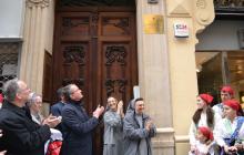 Imatge de la descoberta de la placa a la casa natal de Maria Rosa Molas