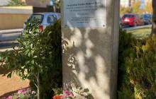 Inauguració de la placa en memòria d'Isabel Moreno Reyes al barri Parcel·les Casas.