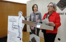Imatge de la presentació dels actes de l'Any Fabra amb la regidora Sardà (dreta) i la directora del CNL, Anna Saperas