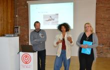 Imatge de la presentació de la nova etapa de Cal Massó, amb Ferran Benach, Ivelice Brown i Montserrat Caelles