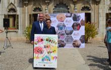 L'autor del cartell de Sant Pere amb l'alcalde Carles Pellicer