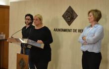 Foto presentació encàrrec per fer estudi sobre els mercats de Reus, amb regidora (centre) i representants dels Mercats de Reus