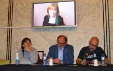 Imatge de la presentació de l'espectacle durant la intervenció enregistrada de Mercè Sampietro al Teatre Fortuny