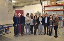 Imatge de representants de la Fundació Pere Mata i de l'Ajuntament de Reus al magatzem de materials del Banc d'Ajudes Tècniques