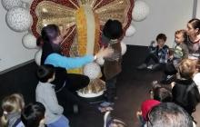 Foto d'una visita familiar al Gaudí Centre