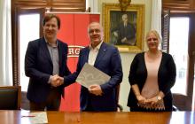 Salutació entre l'alcalde de la ciutat i David Prats de l'empresa Borges