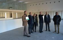 Imatge de la visita que ha realitzat l'alcalde amb els portaveus municipals i regidors del govern a la Biblioteca Pere Anguera