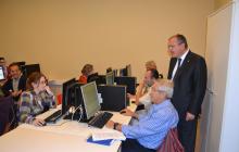 Imatge de la visita de l'alcalde al Servei d'Assessorament a les Entitats