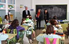 L'alcalde i la regidora durant la visita a l'escola Marià Fortuny.