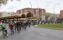 Imatge del pas de la Volta a Catalunya per Reus aquest divendres al matí a l'alçada de l'estació d'autobusos