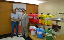Imatge de la presentació de la 54ª Volta Ciclista Província Tarragona amb Joan Carles Ferran (esquerra) i Jordi Cervera