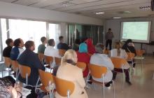 Imatge d'una xerrada sobre estalvi energètic a un centre cívic de Reus