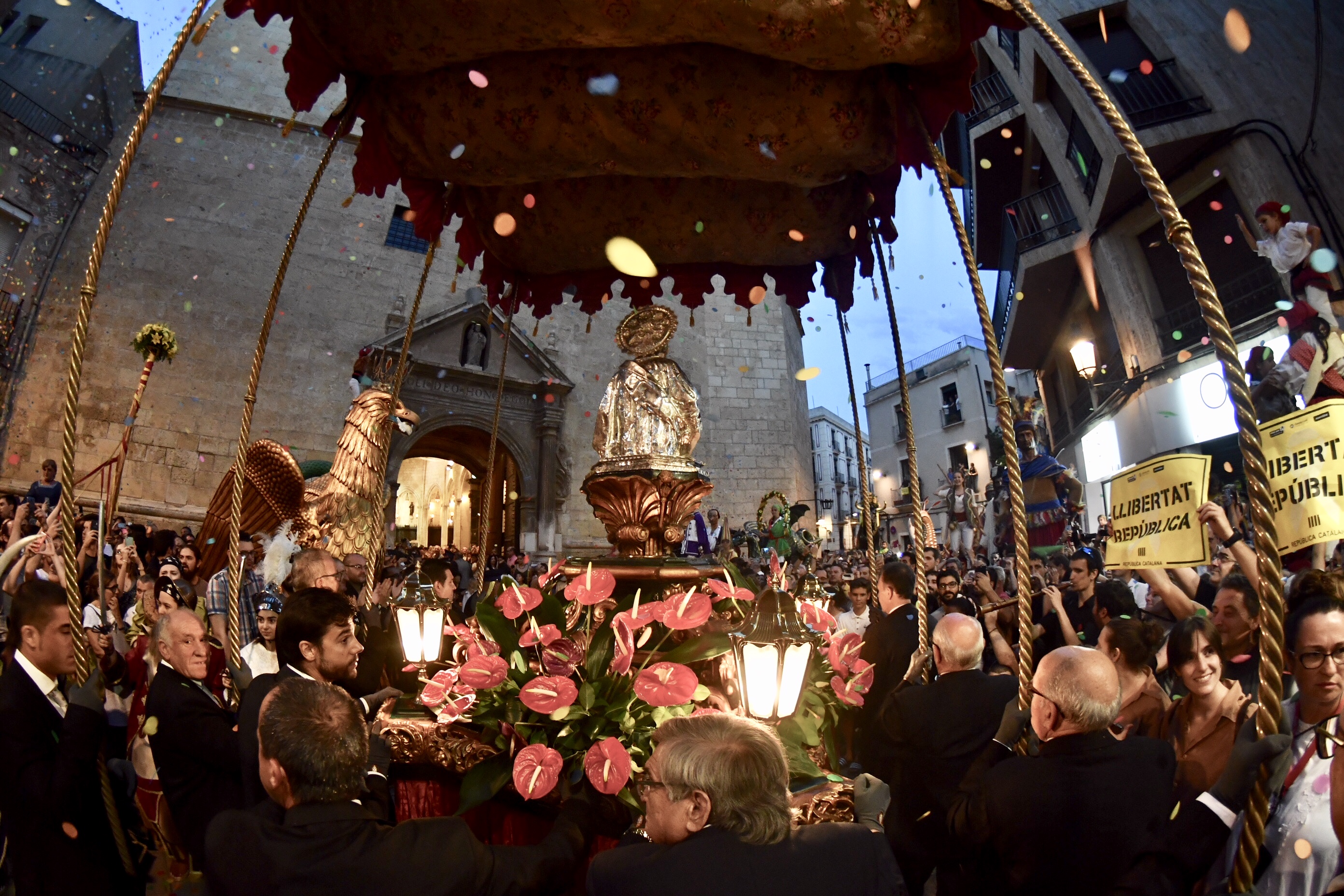 La imatge de Sant Pere arriba a la Prioral en mig de l